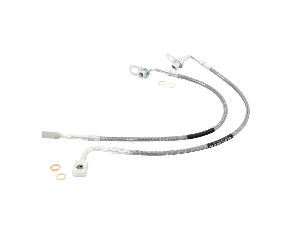 Stålomspunna främre bromsslangar från Rough Country till din RAM 1500! Tåliga och effektiva tack vare det flätade höljet i rostfritt stål. 